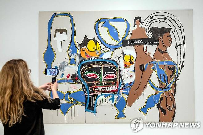 미술 작품을 감상하는 관람객  [AFP 연합뉴스 자료사진. 재판매 및 DB 금지]