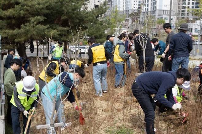 용산 소재 민관학 연합 봉사체 용산 드래곤즈가 지난 4일 식목일 기념 나무 식재 봉사활동을 진행했다. 아모레퍼시픽 제공.