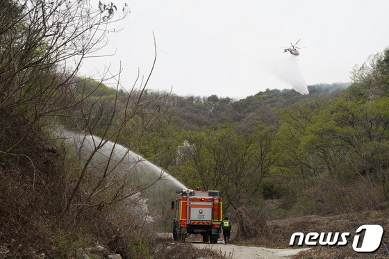 4일 대전·금산 산불 현장에서 산림청 산불진화헬기와 고성능산불진화차량(유니목)이 물을 뿌리며 산불을 진화하고 있다. (산림청 제공)