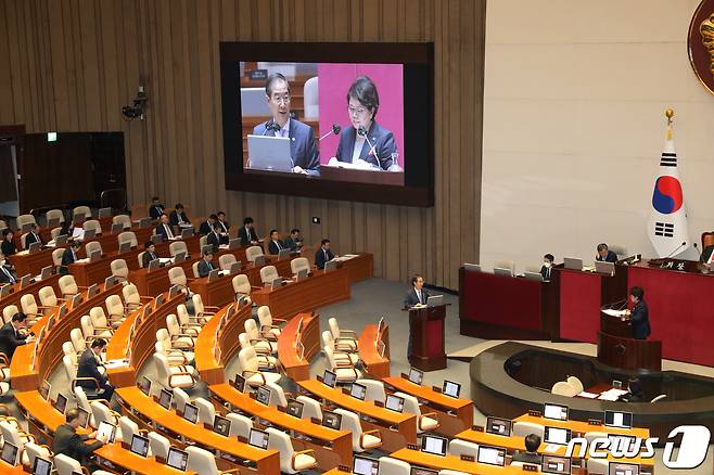 한덕수 국무총리가 5일 서울 여의도 국회 본회의장에서 열린 제405회국회(임시회) 제3차 본회의 교육·사회·문화 분야 대정부질문에서 서정숙 국민의힘 의원의 질의에 답변하고 있다. 2023.4.5/뉴스1 ⓒ News1 송원영 기자