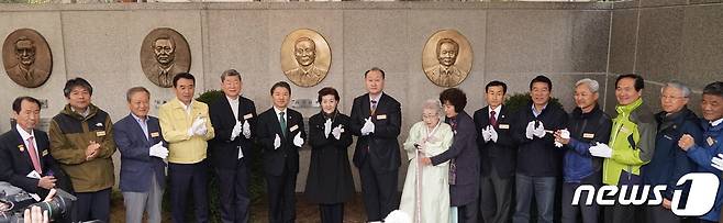 남성현 산림청장(왼쪽 여섯번째)이 5일 경기 포천시 국립수목원에서 열린 국토녹화의 주역, 고(故) 손수익 청장, 고(故) 진재량 독림가 '숲의 명예전당' 헌정식'에서 주요 내빈들과 제막을 하고 있다. (산림청 제공)