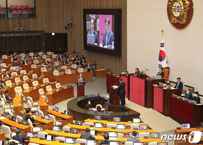 한덕수 국무총리가 5일 서울 여의도 국회 본회의장에서 열린 제405회국회(임시회) 제3차 본회의 교육·사회·문화 분야 대정부질문에서 맹성규 더불어민주당 의원의 질의에 답변하고 있다. 2023.4.5/뉴스1 ⓒ News1 송원영 기자