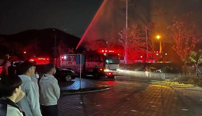 경남 김해금곡고등학교에서 기숙사 화재 상황을 가정한 대피 훈련이 이뤄지고 있다. [사진제공=경남교육청]