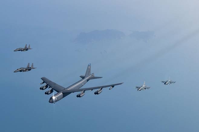 한미 공군이 지난달 6일 서해 상공에서 우리 F-15K 및 KF-16전투기와 미군 B-52H 전략폭격기가 참여한 연합공중훈련을 하고 있다. /국방부 뉴스1