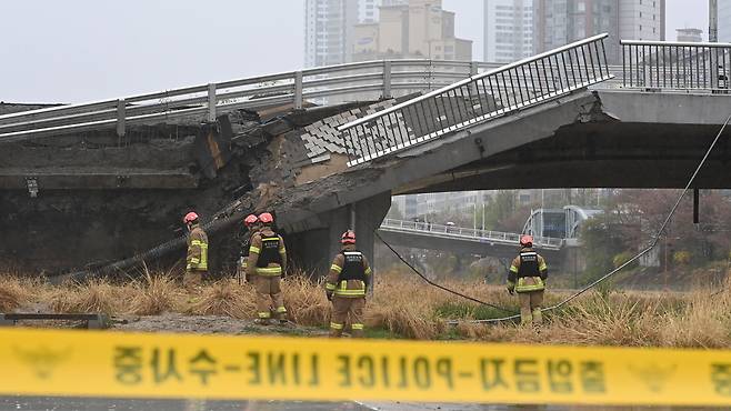 5일 오전 경기도 성남시 분당구 정자교 난간이 무너지는 사고가 발생해 소방 대원 등 관계자들이 현장을 수습하고 있다. /뉴시스