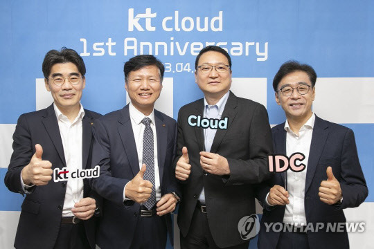 3일 서울 양천구 IDC에서 열린 kt cloud 창립 1주년 행사에서 윤동식 kt cloud 대표와 임원들이 기념 촬영하고 있다. 연합뉴스