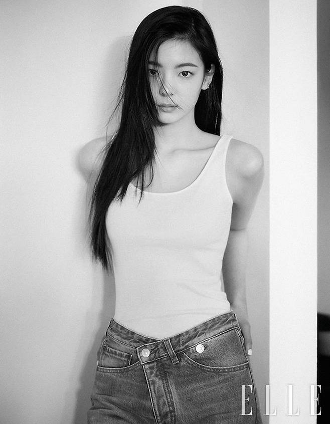 팬츠는 Victoria Beckham by Mue. 탱크톱은 스타일리스트 소장품.