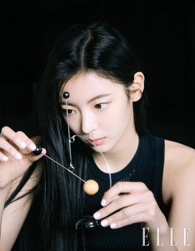 블랙 슬리브리스 톱은 Fendi.