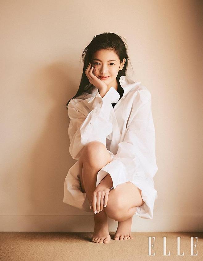 셔츠 드레스는 Valentino.