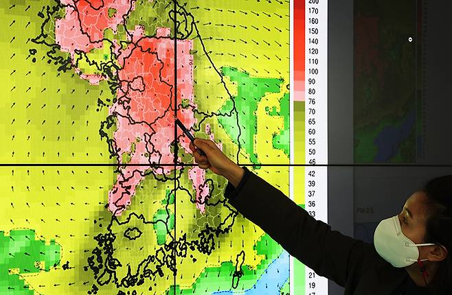 수도권에 미세먼지 비상저감조치가 시행된 지난 2월 6일 경기도 수원시 경기도청에서 관계자가 대기질 농도전망을 살펴보고 있다.(사진=저작권자(c) 연합뉴스, 무단 전재-재배포 금지)