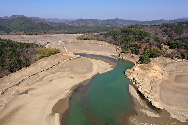 광주·전남 지역에 계속되는 가뭄으로 지난달 20일 전남 화순 동복댐의 저수율이 낮아지며 흙바닥이 드러나고 있다. 연합뉴스