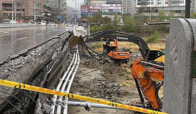 5일 오전 순식간에 무너져 내린 경기도 성남시 분당구 정자교 보행로의 모습. 김기성 기자