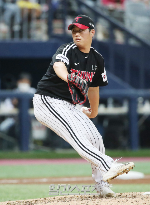 2023 KBO 프로야구 키움 히어로즈와 LG 트윈스의 경기가 4일 오후 서울 고척스카이돔에서 열렸다. 7회말 함덕주가 구원 등판해 공을 던지고 있다. 고척=김민규 기자