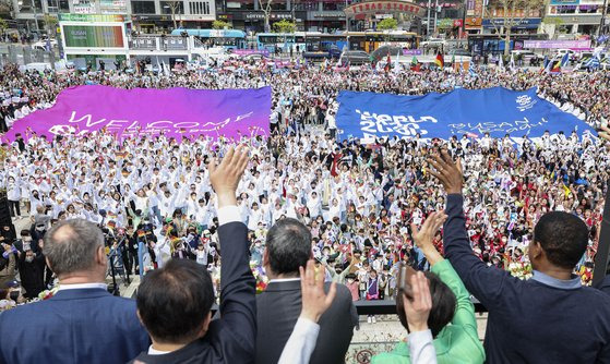 4일 부산역에 도착한 국제박람회기구 2030 월드 엑스포 실사단이 환영행사에 참석한 시민들에게 인사하고 있다. 송봉근 기자