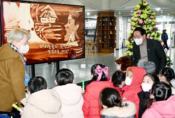 지난해 11월 인천시청 중앙홀에서 열린 아동학대예방 전시회에서 유정복 시장(오른쪽)이 시민들과 대화하고 있다. [사진 인천시]