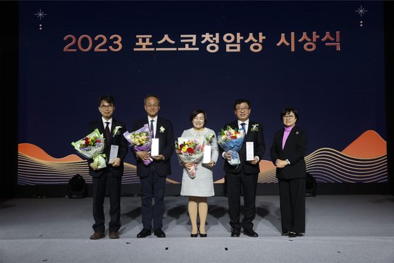 포스코청암재단이 5일 포스코센터에서 제17회 ‘2023 포스코청암상’ 시상식을 열었다. 왼쪽부터 박제근 서울대 물리천문학부 교수, 최재천 이화여대 석좌교수, 서정화 열린여성센터 원장, 박한오 ㈜바이오니아 대표이사, 김선욱 포스코청암재단 이사장. [사진 포스코]