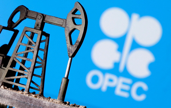 OPEC 로고 앞에 3D 프린터로 제작된 오일 펌프 잭이 보인다. REUTERS 연합뉴스