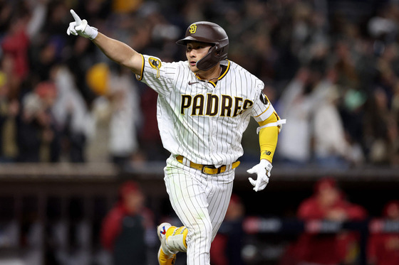 Kim Ha-seong of the San Diego Padres rounds the bases after hitting a walk-off home run during the ninth inning of a game against the Arizona Diamondbacks at Petco Park in San Diego on Monday. Kim is off to a solid start to the 2023 MLB season, batting .294 over five appearances as the Padres sit in second place in the National League West.  [AFP/YONHAP]