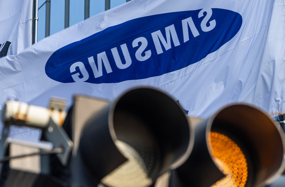 A traffic light is amber in front of a Samsung Electronics building in Seocho, southern Seoul, on Jan. 6. [YONHAP]