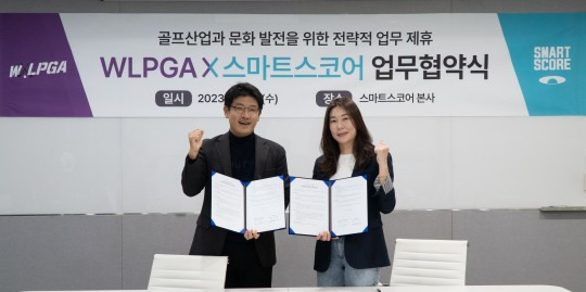 스마트스코어 박노성 부대표(왼쪽)와 WLPGA 안시현 대표가 업무협약을 맺은 뒤 기념촬영을 하고 있다.[스마트스코어 제공]