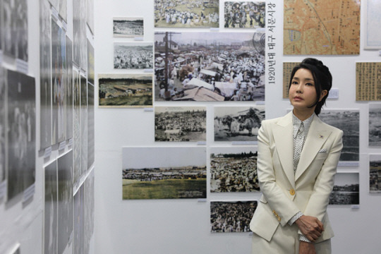 서문시장 100주년 기념 특별사진전’을 관람하고 있는 김건희 여사/ 사진 = 대통령실