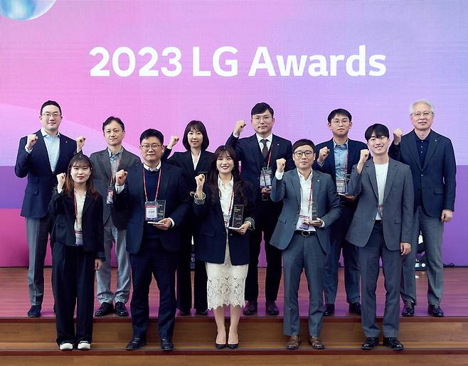 4일 경기도 이천 LG인화원에서 열린 '2023 LG 어워즈'에서 구광모 LG 회장(뒷줄 왼쪽 첫째)과 권봉석 LG 부회장(뒷줄 오른쪽 첫째)이 LG어워즈 수상팀들과 함께 파이팅을 외치고 있다.  LG