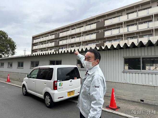 지난달 15일 나기초 동사무소 정보기획과 아라이 아키오 씨가 공공임대주택 ‘센터빌리지나기(Center Village Nagi)’를 가리키며 나기초의 공공임대주택에 대해 설명하고 있다. 신혜원 기자