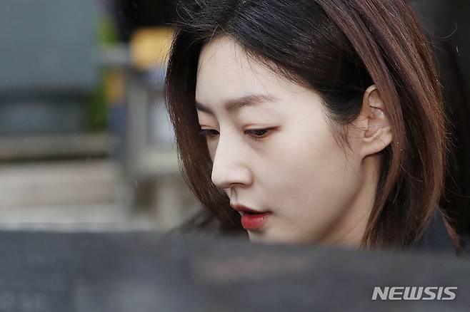 [서울=뉴시스] 최동준 기자 = 배우 김새론이 5일 서울 서초구 서울중앙지방법원에서 열린 음주운전 사고 1심에서 벌금 2000만 원을 선고받은 뒤 이동하고 있다. 2023.04.05. photocdj@newsis.com