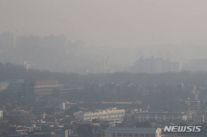 [서울=뉴시스] 배훈식 기자 = 서울을 비롯한 수도권 등 영남을 제외한 전국 초미세먼지 농도가 나쁨 단계를 보인 지난달 5일 오전 서울 종로구 정부서울청사에서 바라본 도심이 뿌옇게 흐려져 있다. 2023.03.05. dahora83@newsis.com