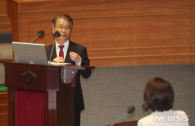 [서울=뉴시스] 전진환 기자 = 이정식 고용노동부장관이 5일 오후 서울 여의도 국회에서 열린 제405회국회(임시회) 제3차 본회의에 출석해 조은희 국민의힘 의원의 교육·사회·문화 분야 대정부질문에 답하고 있다. 2023.04.05. amin2@newsis.com