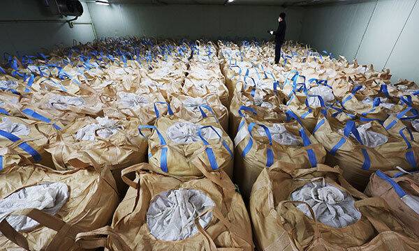 4일 경기도 용인시농협쌀조합공동사업법인 저온저장고에서 관계자가 보관 중인 쌀을 살펴보고 있다. 연합뉴스