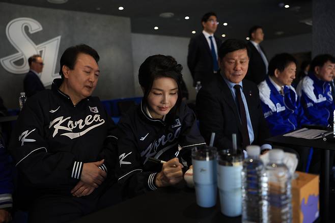 김건희 여사가 4월1일 프로야구 개막전에서 윤석열 대통령이 시구한 공에 사인하고 있다. ⓒ대통령실 제공