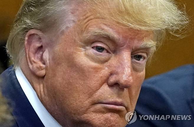기소인부절차를 밟는 도널드 트럼프 전 대통령 (뉴욕 UPI=연합뉴스) 도널드 트럼프 전 대통령이 뉴욕 맨해튼 형사법원에서 기소인부절차를 밟고 있다. 2023.4.4 photo@yna.co.kr