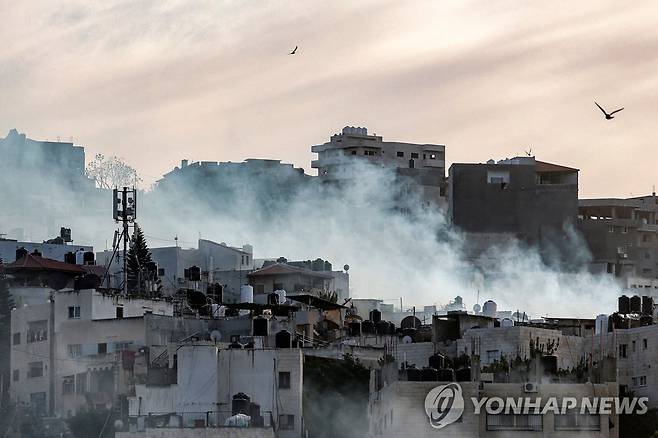 지난 3월 7일 이스라엘 수색작전에 불타는 팔레스타인 난민촌 [AFP 연합뉴스 자료사진. 재판매 및 DB 금지]