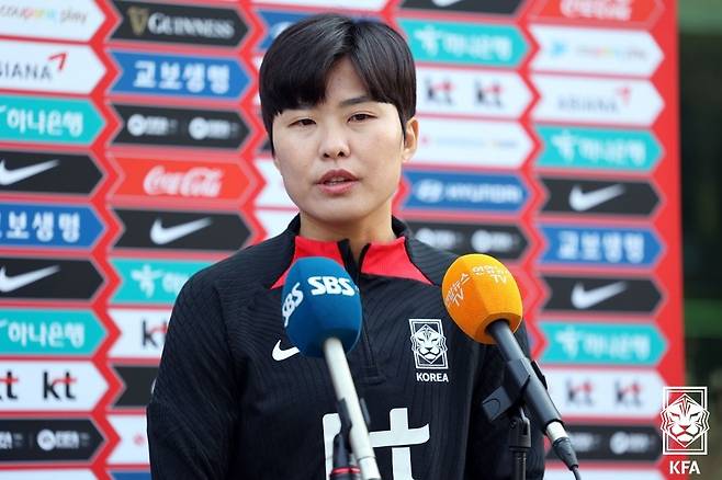 인터뷰하는 지소연 (파주=연합뉴스) 한국 여자축구 대표팀의 에이스 지소연(수원FC)이 2일 경기 파주시 파주 NFC(축구대표팀 트레이닝센터)에서 취재진과 인터뷰하고 있다. 2023.4.2 [대한축구협회 제공. 재판매 및 DB 금지] photo@yna.co.kr