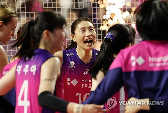 챔프 1차전 승리에 기뻐하는 김연경 (인천=연합뉴스) 윤태현 기자 = 29일 인천 삼산월드체육관에서 열린 여자프로배구 챔피언결정전 1차전 흥국생명 핑크스파이더스와 한국도로공사 하이패스배구단의 경기. 세트스코어 3-1로 흥국생명이 승리하자 김연경이 동료들과 기쁨을 나누고 있다. 2023.3.29 tomatoyoon@yna.co.kr