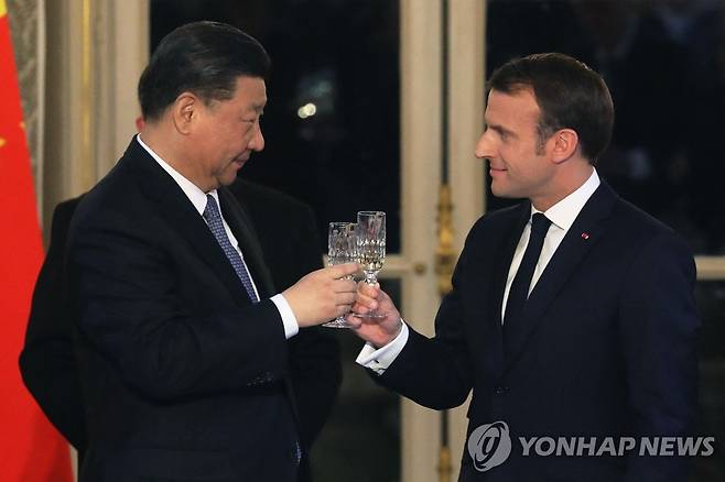 2019년 3월 엘리제궁 만찬에서 건배하는 마크롱 대통령과 시진핑 국가주석 [AFP=연합뉴스 자료사진]