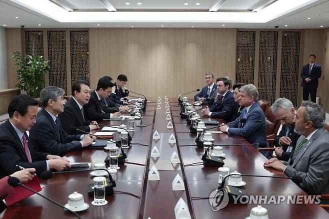 미국 하원 의원단 접견하는 윤석열 대통령 (서울=연합뉴스) 임헌정 기자 = 윤석열 대통령이 5일 서울 용산 대통령실 청사에서 방한 중인 마이클 매콜 미국 하원 외교위원장 등 의원단과 접견하고 있다. 2023.4.5 [대통령실 제공. 재판매 및 DB 금지] kane@yna.co.kr