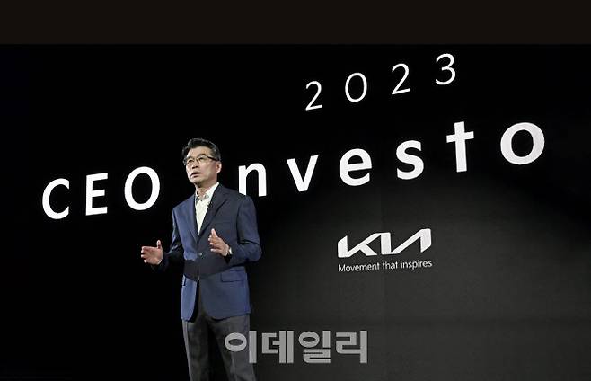 송호성 기아 사장이 ‘2023 CEO 인베스터 데이’에서 기아의 전동화 전환 계획 등 중장기 사업 전략과 재무 목표 등에 대해서 설명하고 있다.(사진=기아)