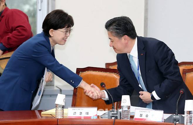 최연혜(왼쪽) 한국가스공사 사장과 정승일 한국전력공사 사장이 6일 서울 여의도 국회에서 열린 전기·가스 요금 민·당·정 간담회에 참석해 인사하고 있다. (사진=이데일리 노진환 기자)