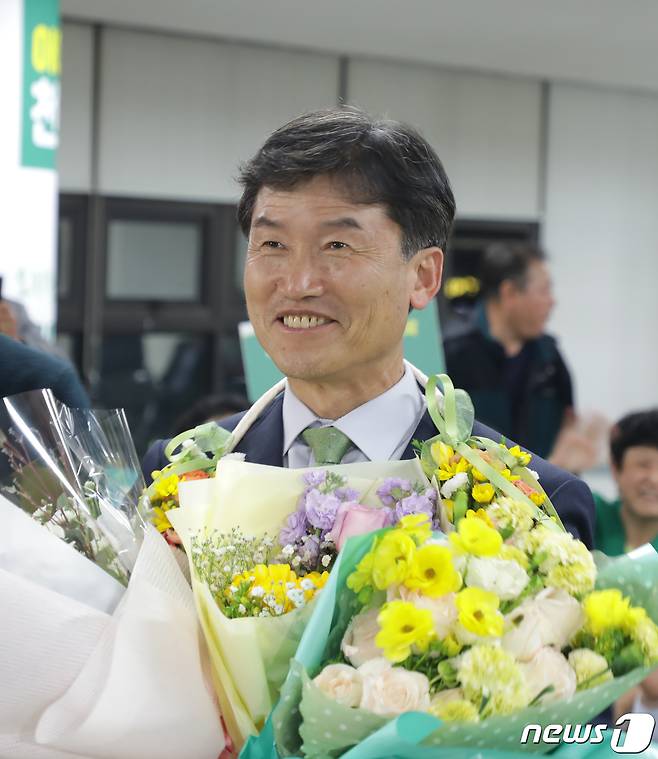 천창수 울산교육감 당선인이 6일 울산 남구 자신의 선거사무소에서 당선이 확실시 되자 꽃다발을 들고 웃고 있다. 2023.4.6/ 뉴스1 ⓒ News1 김지혜 기자