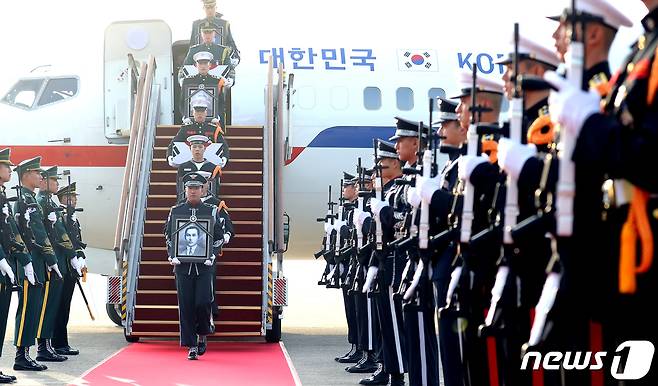 독립지사 계봉우·황운정 선생과 배우자 등 유해 4위가 지난 2019년 4월22일 '공군 2호기'에 실려 경기도 성남시 서울공항으로 봉환되고 있다.(자료사진)2019.4.22/뉴스1 ⓒ News1 구윤성 기자
