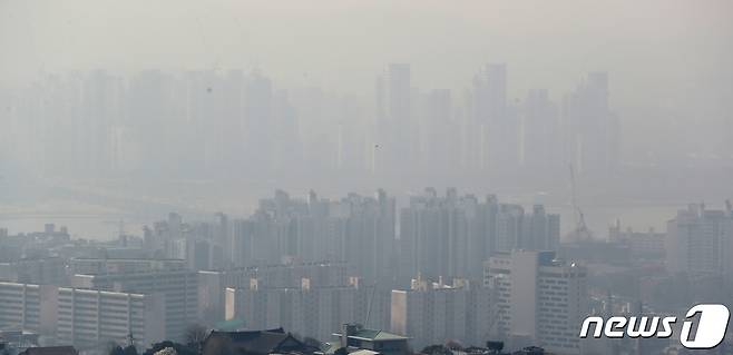 미세먼지 농도가 '나쁨' 수준을 보이며 도심 일대가 뿌연 모습을 보이고 있다./뉴스1 ⓒ News1 황기선 기자