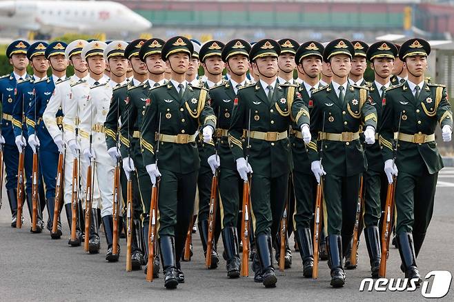 에마뉘엘 마크롱 프랑스 대통령 환영식이 열리는 베이징 공항에 의장대가 도착하고 있다. ⓒ AFP=뉴스1 ⓒ News1 우동명