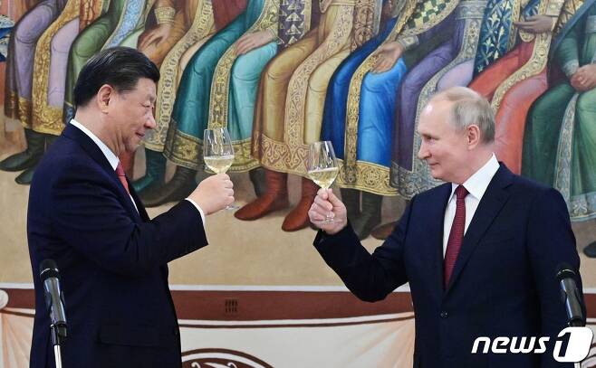시진핑 중국 국가주석과 블라디미르 푸틴 러시아 대통령이 크렘린궁에서 건배를 하고 있다. ⓒ AFP=뉴스1 ⓒ News1 우동명