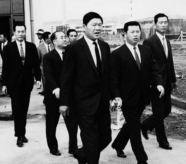 SK그룹이 창립 70주년을 맞아 최종건 창업회장과 최종현 선대회장의 어록집을 발간한다. 사진은 1969년 폴리에스터 원사 공장 준공식에 참석한 최종건 창업회장(오른쪽에서 세 번째)과 최종현 선대회장(오른쪽에서 두 번째). /SK그룹