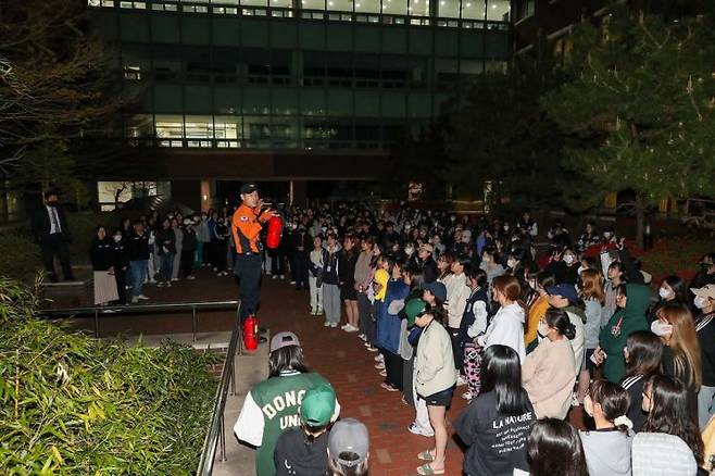 동아대 승학캠퍼스 한림생활관에서 ‘기숙사 화재·지진 대피훈련’이 진행 중이다.