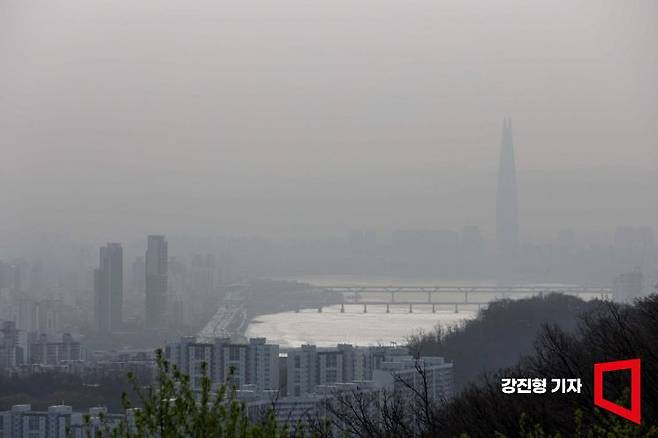 중국발 황사가 찾아온 24일 서울 남산에서 바라본 도심에 황사를 동반한 미세먼지에 싸여 있다. 사진=강진형 기자aymsdream@