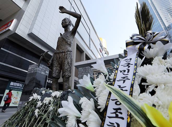 용산역광장의 강제징용노동자상 앞으로 한 시민이 지나가고 있다. /뉴스1