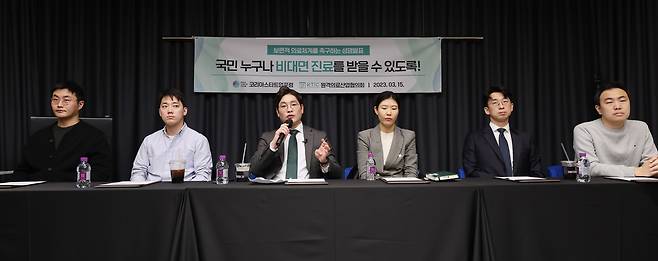 장지호 원격의료산업협의회 공동회장(가운데)이 지난달 15일 오전 서울 여의도 스위치22에서 열린 보편적 의료체계 촉구 원격의료산업협의회 성명 발표 기자간담회에서 발언하고 있다. /연합뉴스